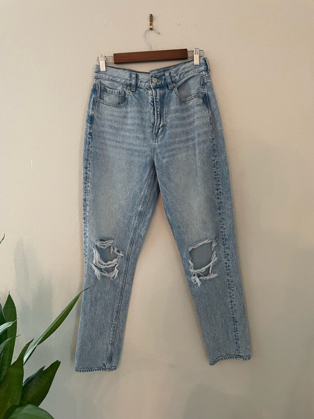 American Eagle Mom Jeans Denim Distressed Size 6 Light Wash